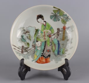 An Exquisite Famille-Rose Figure Pattern Plate