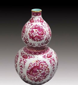 An Exquisite Agate Red-Glazed Painted Gold Dragon Pattern Gourd-Shaped Vase