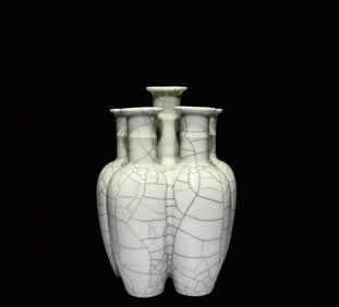 An Exquisite Guan yao Vase
