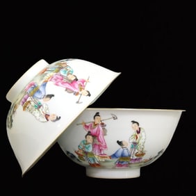 A Pair of Precious Famille-Rose Character and Story Pattern Painted Gold Bowls