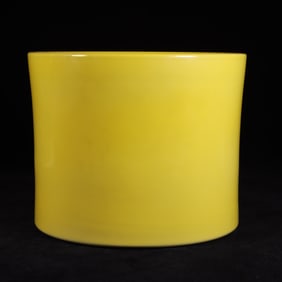 An Exquisite Yellow Glazed Brush Pot