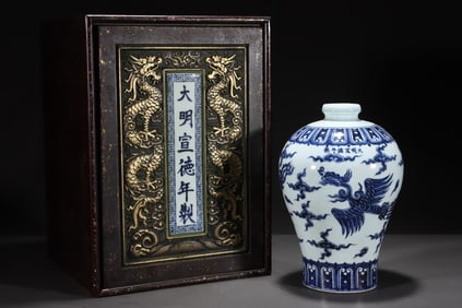An Exquisite Blue and White Auspicious Cloud and Phoenix Pattern Vase