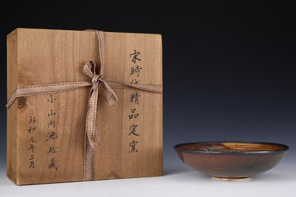 An Exquisite Ding yao Flower Pattern Plate