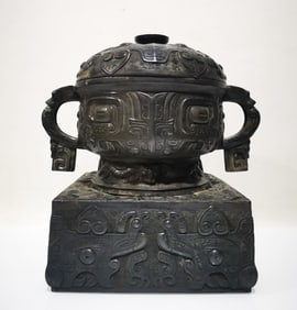 An Archaic Bronze Beast-Face Pattern Double-Ears Food Vessel,With Inscription
