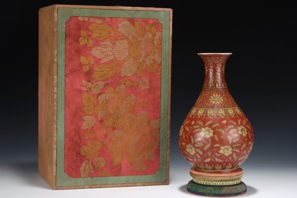 An Exquisite Iron-Red Glazed Yellow Glazed Flower Pattern Vase