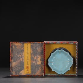 An Exquisite Ru yao Sky Blue Glazed Cover with Silver Washer,with an Imperial Poem by Emperor
