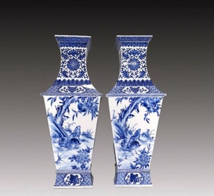 A Pair of Huge Blue and White Flower and Bird Pattern Vase