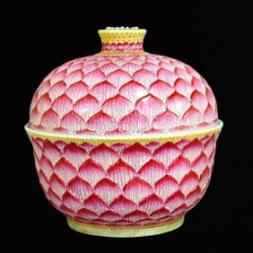 A Precious Iron-Red Flower Pattern With Cover Bowl