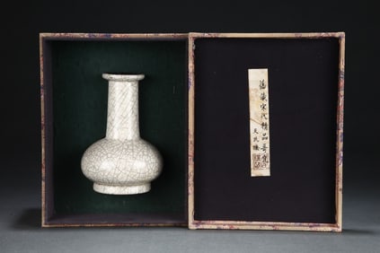 An Exquisite Ge yao Vase