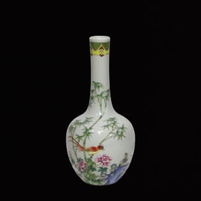 An Exquisite Enamel Flower and Bird Pattern Vase