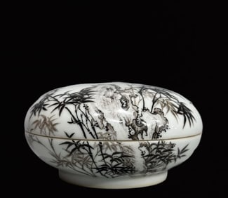 An Exquisite Ink Color Bamboo Pattern With Cover Box