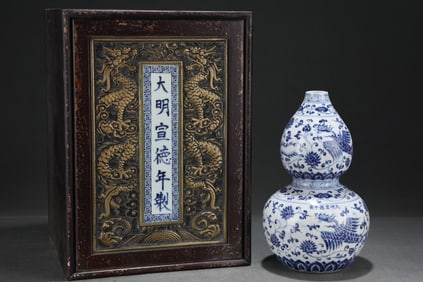 An Exquisite Blue and White Lotus and Phoenix Pattern Gourd-Shaped Vase,