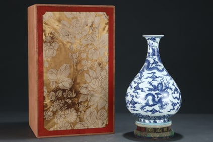 An Exquisite Blue and White Auspicious Cloud and Dragon Pattern Vase