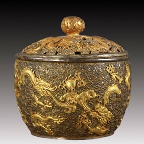 An Exquisite Gilt Bronze Dragon Pattern Jar, With Dragon Pattern Cover