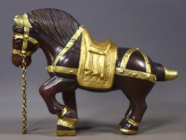 An Exquisite Agate Cover with Gold Horse Ornament