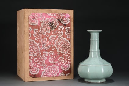 An Exquisite Guan yao Celadon Glazed Vase