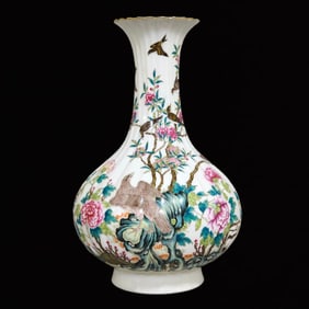 A Precious Famille-Rose Flower and Bird Pattern Painted Gold Vase,With Poem