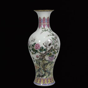 An Exquisite Famille-Rose Flower and Bird Pattern Painted Gold Vase