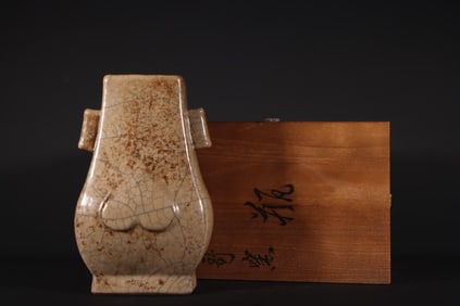 An Exquisite Ge yao Double-Ears Vase