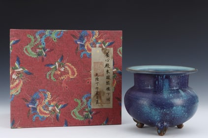 An Exquisite Jun yao Tripod Jar