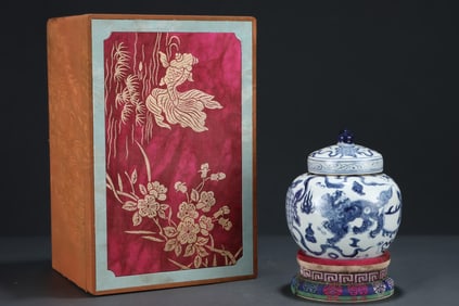 An Exquisite Blue and White Lion Pattern Cover Jar