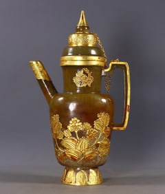 An Exquisite Agate Cover with Gold Flower Pattern Ewer