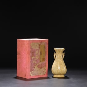 An Exquisite Ge yao Yellow Glazed Cover with Gold Elephant-Ears Vase,with an Imperial Poem by