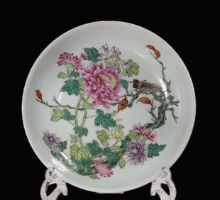 An Exquisite Famille-Rose Flower and Insect Pattern Plate