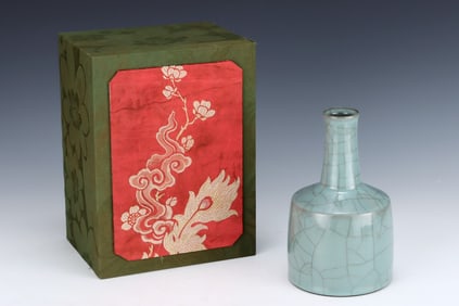 An Exquisite Guan yao Vase, with an Imperial Poem by Emperor Qianlong