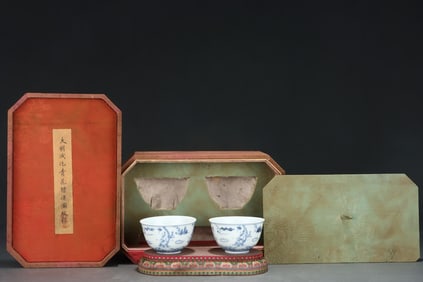 A Pair of Exquisite Blue and White Character and Story Pattern Cups
