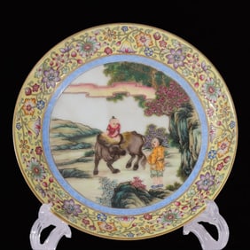 An Exquisite Yellow Ground Enamel Figure Pattern Plate