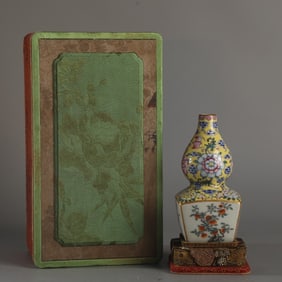 A Fine Famille-Rose Flower and Fruit Pattern Painted Gold Gourd-Shaped Vase