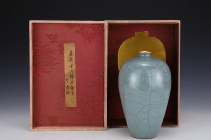 An Exquisite Guan yao Cover with Gold Vase