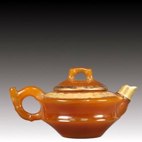 An Exquisite Agate Cover with Gold Teapot