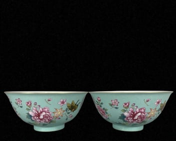 A Pair of Exquisite Pine stone green Famille-Rose Flower and Butterfly Pattern Bowls