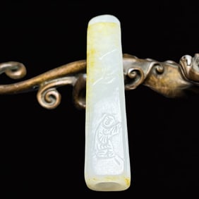 An Exquisite White Jade Figure Pattern Pendant