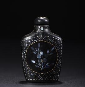 An Exquisite Black Lacquer Flower Pattern Snuff Bottle