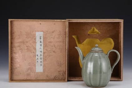 An Exquisite Longquan yao Ewer