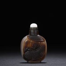An Exquisite Agate Figure and Fish Pattern Snuff Bottle