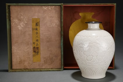 An Exquisite Ding yao Flower Pattern Vase,with an Imperial Poem by Emperor Qianlong
