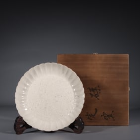 An Exquisite Ding yao Flower and Bird Pattern Plate