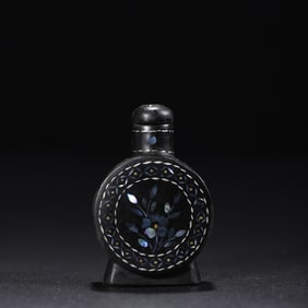 An Exquisite Black Lacquer Flower Pattern Snuff Bottle