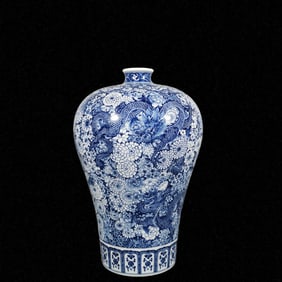 A Huge Blue and White Flower and Dragon Pattern Vase