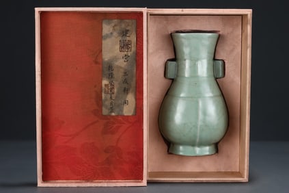 An Exquisite Guan yao Double-Ears Vase