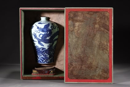 An Exquisite Blue and White Seawater and Dragon Pattern Vase