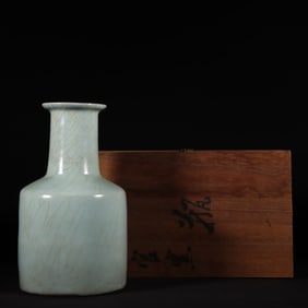 An Exquisite Guan yao Celadon Glazed Vase