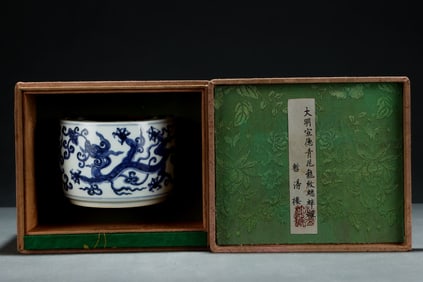 An Exquisite Blue and White Auspicious Cloud and Dragon Pattern Cover Jar