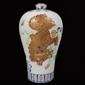 An Exquisite Famille-Rose Painted Gold Lion Pattern Vase