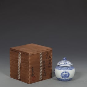 An Exquisite Blue and White Flower Pattern With cover Jar