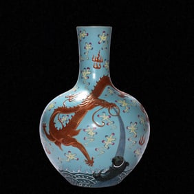 An Exquisite Green Ground Auspicious Cloud and Dragon Pattern Vase